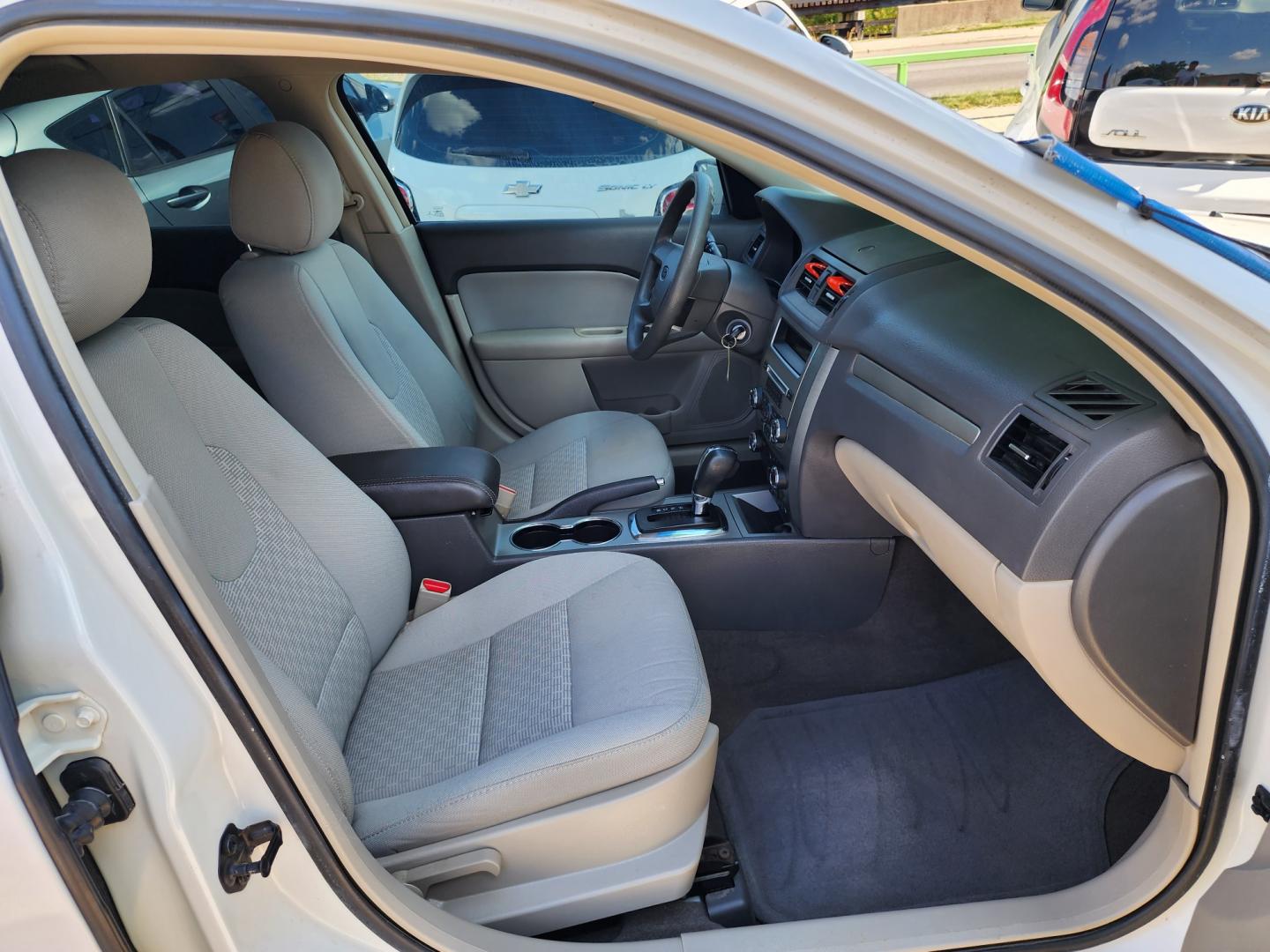 2012 WHITE Ford Fusion se (3FAHP0HG8CR) , AUTO transmission, located at 2660 S.Garland Avenue, Garland, TX, 75041, (469) 298-3118, 32.885551, -96.655602 - Welcome to DallasAutos4Less, one of the Premier BUY HERE PAY HERE Dealers in the North Dallas Area. We specialize in financing to people with NO CREDIT or BAD CREDIT. We need proof of income, proof of residence, and a ID. Come buy your new car from us today!! This is a Super Clean 2012 FORD FUSIO - Photo#16